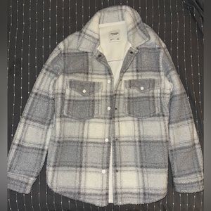 Abercrombie & Fitch AF grey and white oversized button up sweater - size M
